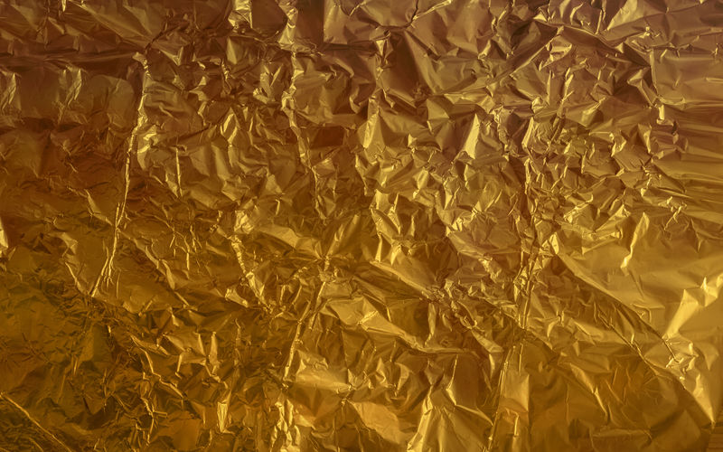 金色褶皱金属箔抽象背景