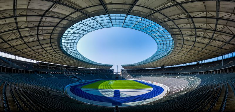 柏林-德国-2015年3月12日：柏林奥林匹克体育场的内部景观-这是著名的蓝色赛道
