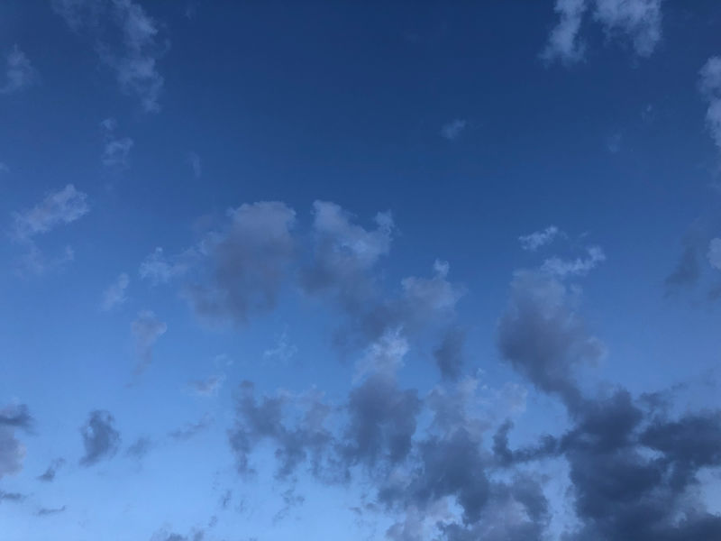 明亮的蓝天和云朵作为背景和背景