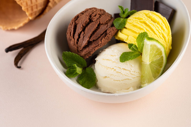 三份美味的巧克力香草和酸橙口味的冰冻甜点，放在一个白色碗里。