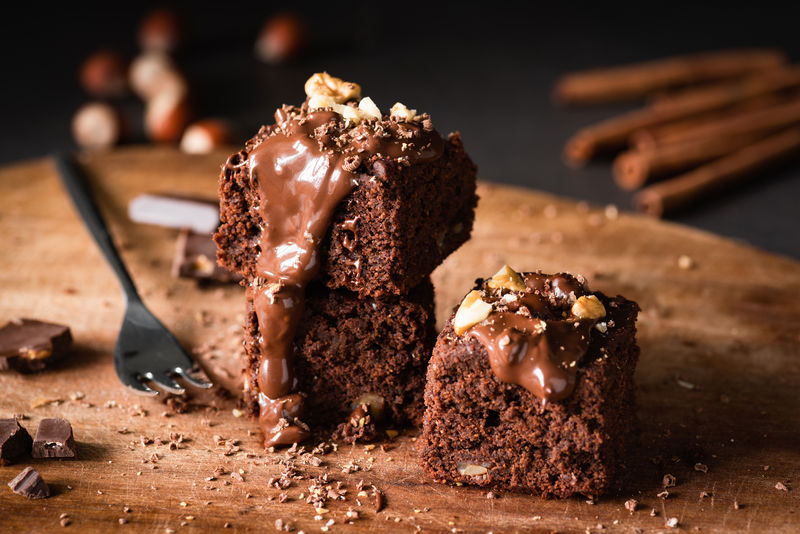 巧克力蛋糕巧克力色釉和核桃仁巧克力蛋糕。特写镜头，选择性聚焦