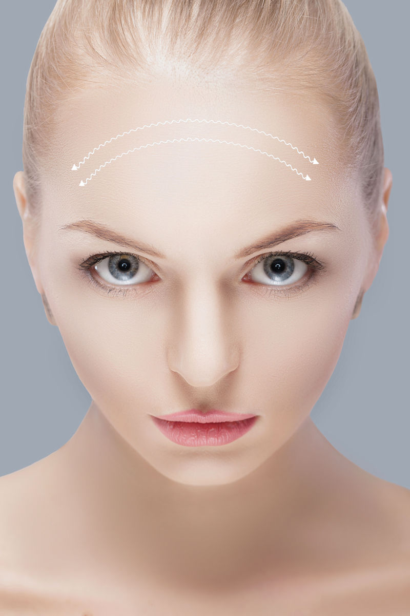 SPA形象的迷人女子与箭头脸上的整容概念。整形外科治疗，医学