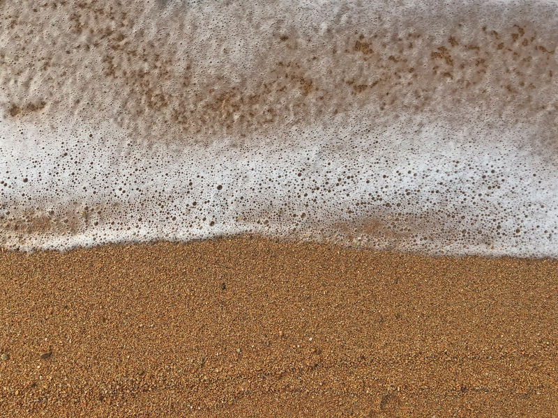 沙滩上的海浪用作背景