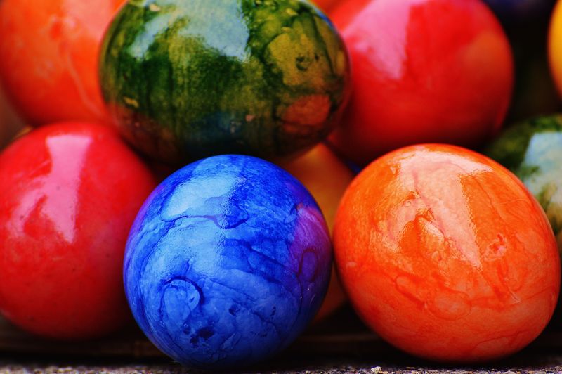 许多彩色复活节彩蛋被隔离在白色背景上