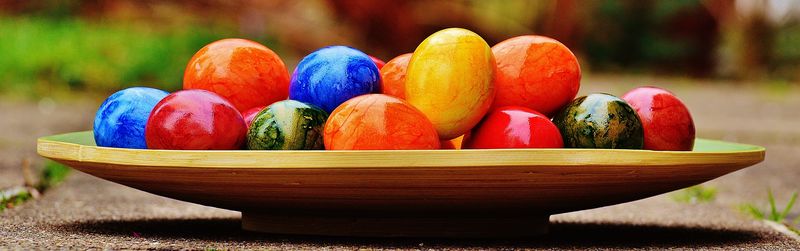 五颜六色的复活节彩蛋-复活节假日概念复活节彩蛋和复活节兔子-彩蛋-胚珠背景-壁纸-篮子-颜色-色彩-概念-装饰-装饰