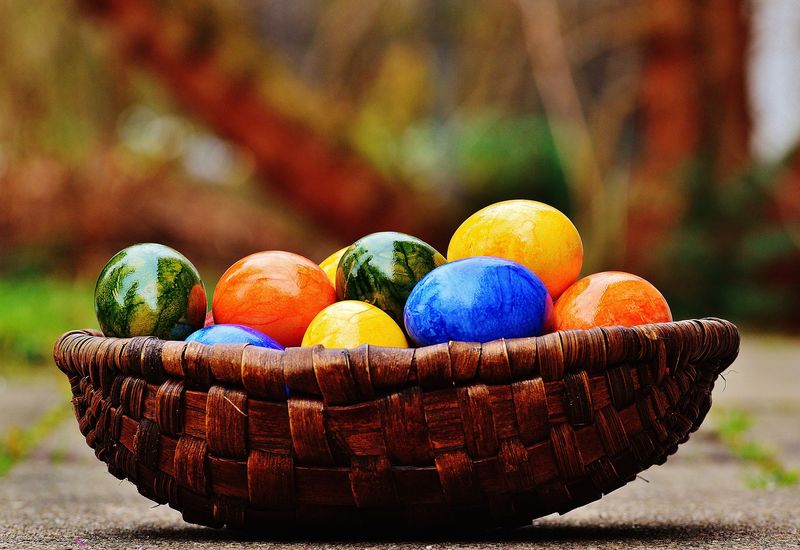 五颜六色的复活节彩蛋-复活节假日概念复活节彩蛋和复活节兔子-彩蛋-胚珠背景-壁纸-篮子-颜色-色彩-概念-装饰-装饰