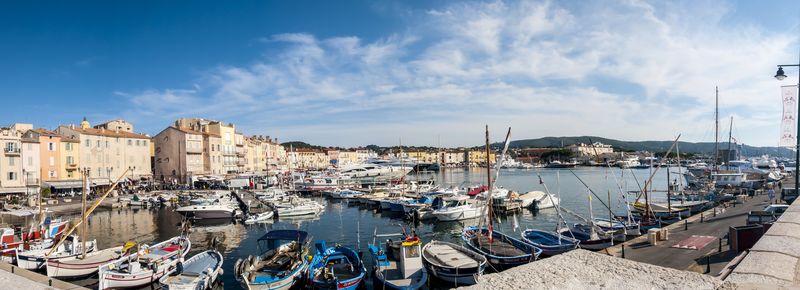 克罗地亚-Rovinj-2017年8月13日：Rovinj老城区中央广场和多艘游艇和船只的港口景观