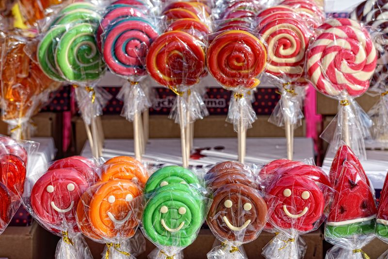 集市上有很多五颜六色的糖果和棒棒糖