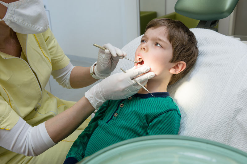 小男孩正在牙医那里检查他的牙齿