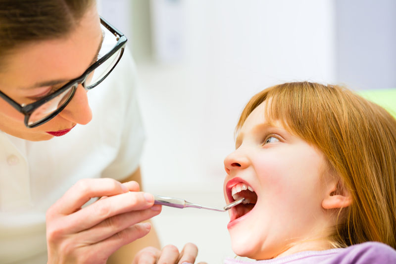 牙科医生在儿童牙科手术中的应用