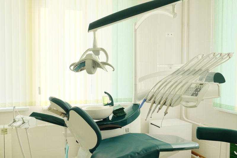 牙医椅上的牙科工具