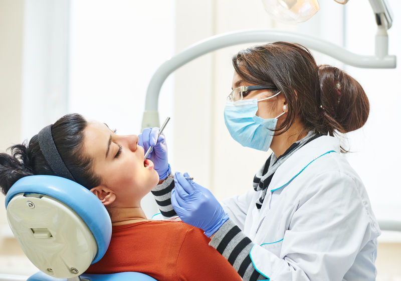 亚洲女牙医在牙齿检查和治疗中的作用