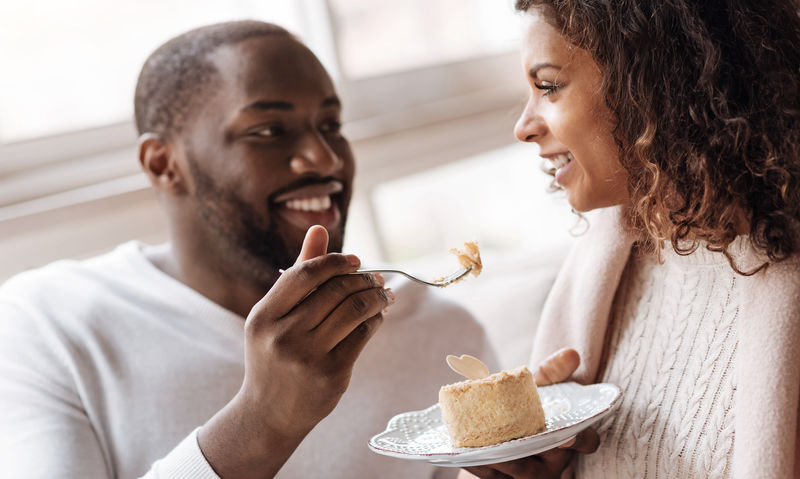 在咖啡馆吃甜点的快乐的美国黑人夫妇