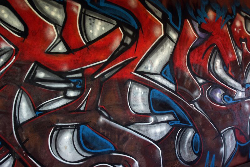 捷克共和国-奥斯特拉瓦——2015年6月1日：捷克共和国-奥斯特拉瓦-纳德拉兹尼大街-墙上的抽象彩色涂鸦