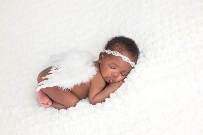 带着天使翅膀的新生女婴
