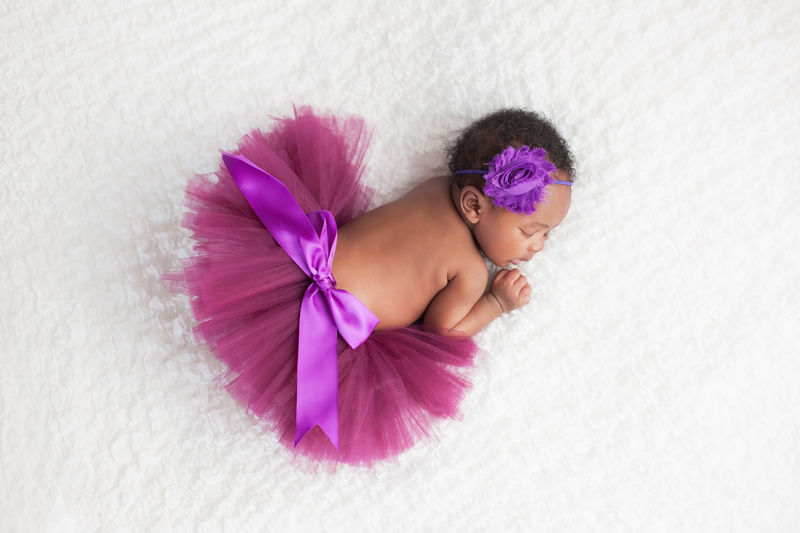 刚出生的小女孩身穿紫色图画