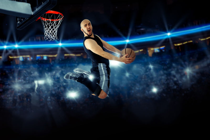 篮球运动员在比赛中的水平照片使相反。