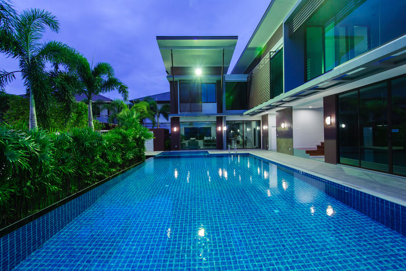 带游泳池的现代住宅