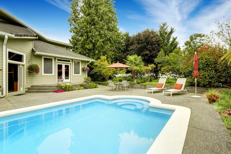 后院有游泳池和露台区-华盛顿州联邦路房地产
