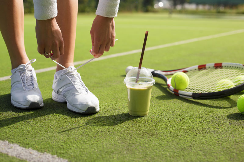 网球运动员系鞋带
