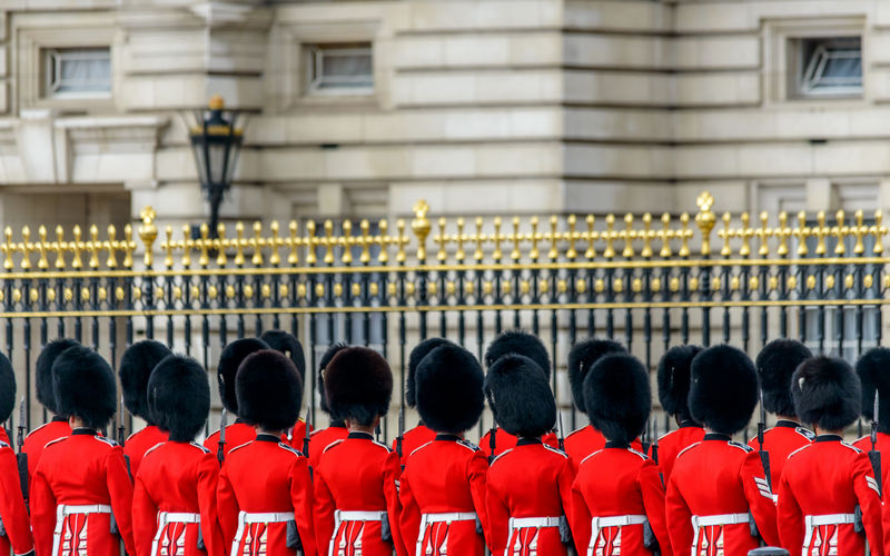 伦敦-英国-2013年5月8日：白金汉宫皇家卫队在议会开幕式上