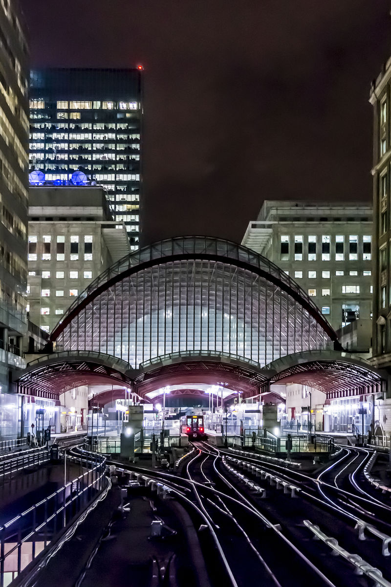伦敦-英国-3月17日：金丝雀码头DLR（码头轻轨）2013年3月17日-英国伦敦-车站每年有4000多万人通过-是最繁忙的车站之一