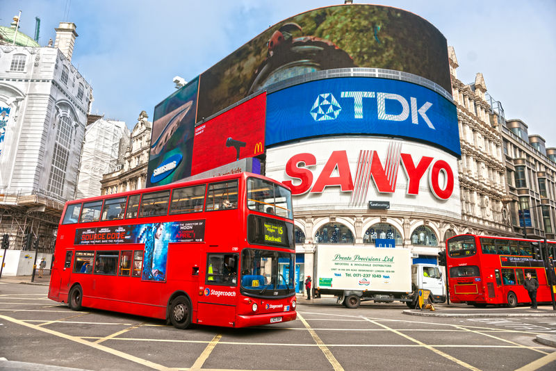 伦敦-2011年3月18日-伦敦皮卡迪利广场-TDK和三洋的著名广告在这里至少有20年的历史-被认为是著名广场的象征