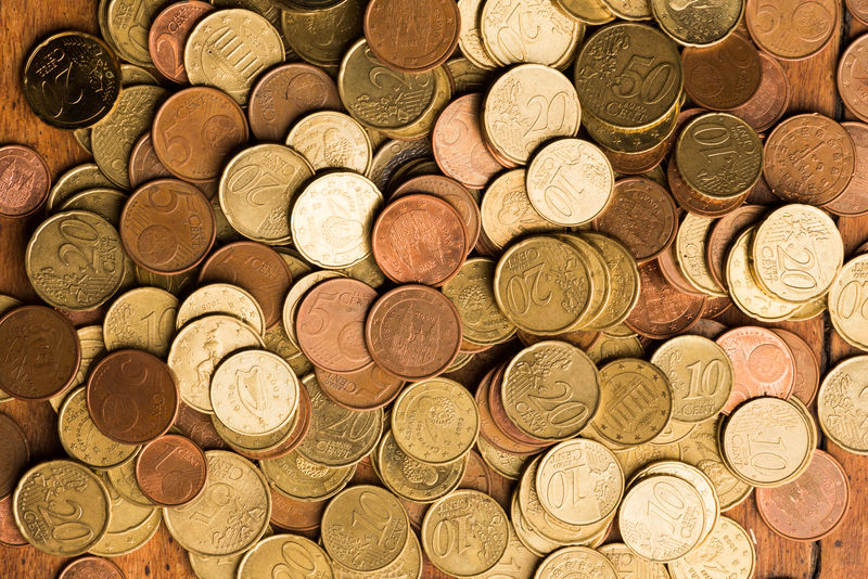 木制背景的欧元硬币