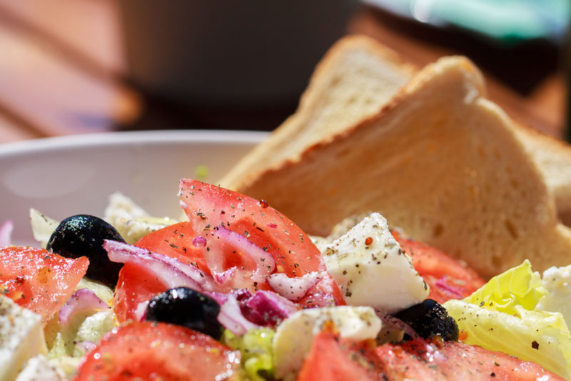 新鲜希腊沙拉配烤面包，是健康午餐。