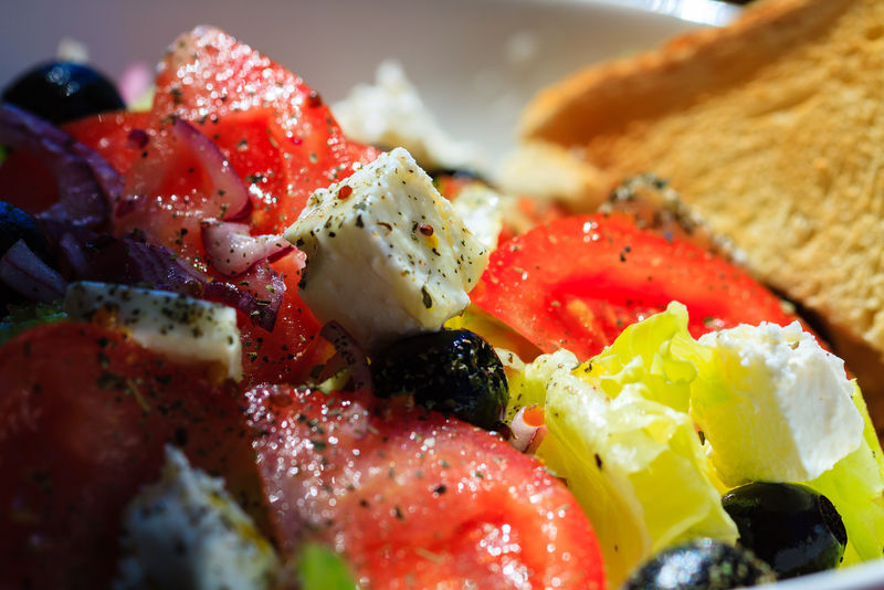 新鲜希腊沙拉配烤面包，是健康午餐。