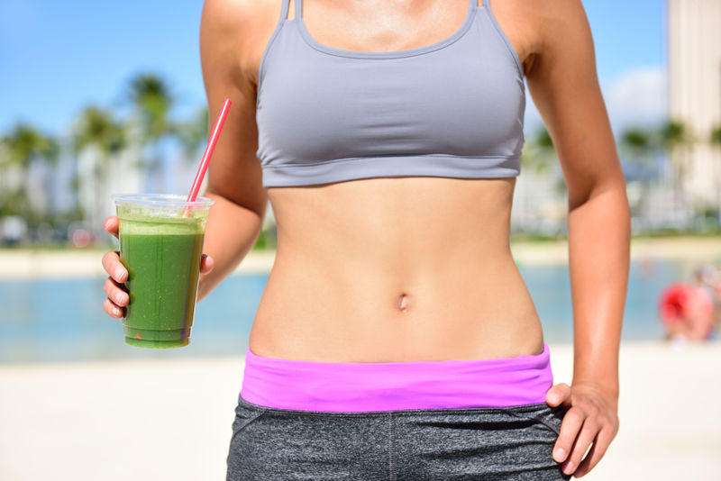 健康生活方式女性喝绿色冰沙
