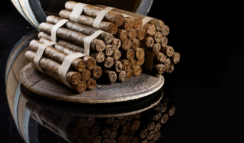 古巴雪茄是手工制作的，在一桶白兰地中陈年。