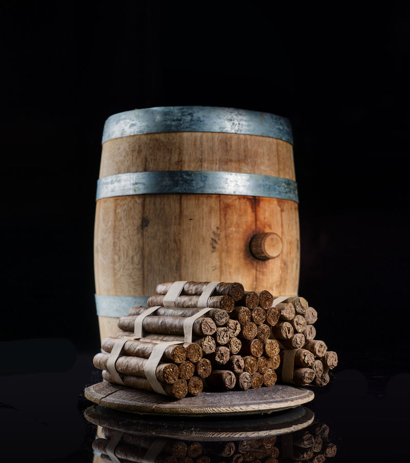 古巴雪茄是手工制作的，在橡木桶中陈酿数年。