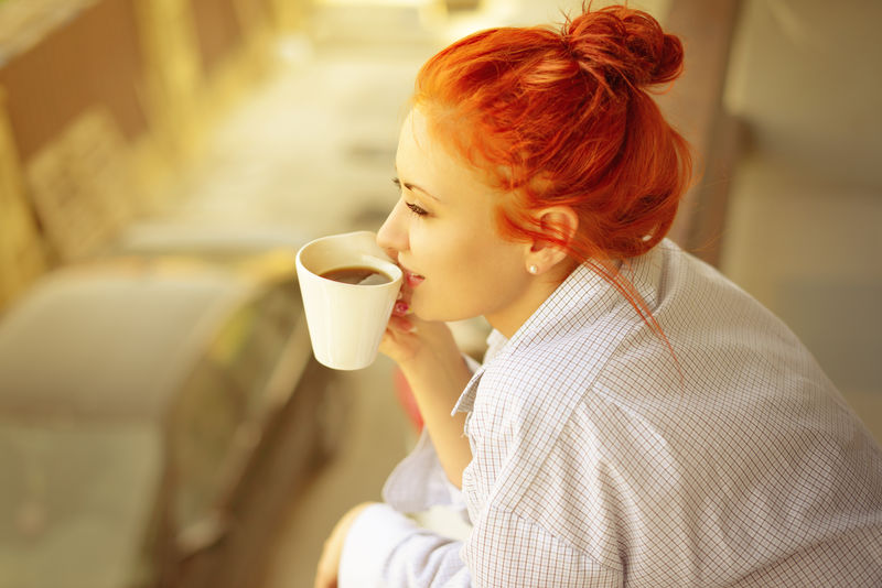 早上好女人喝杯香浓咖啡