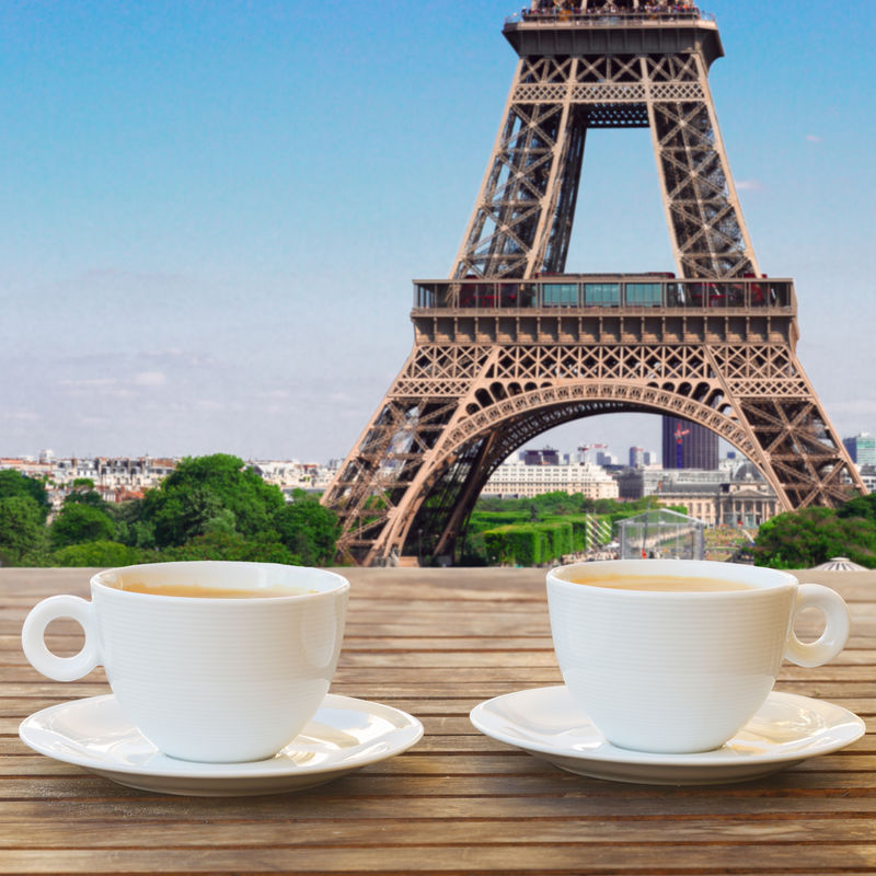 巴黎咖啡厅两杯咖啡，俯瞰埃菲尔铁塔