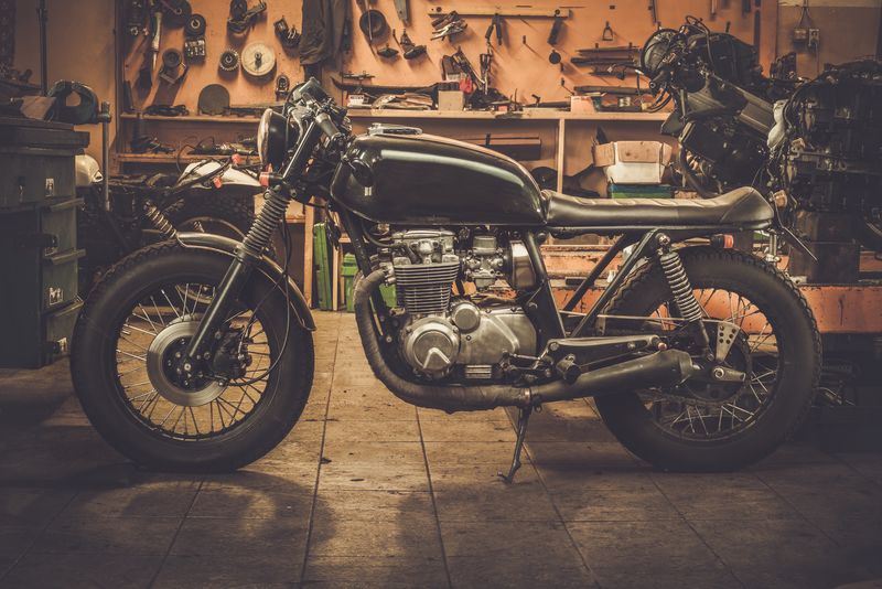 古董风格的咖啡馆赛车摩托车在海关车库