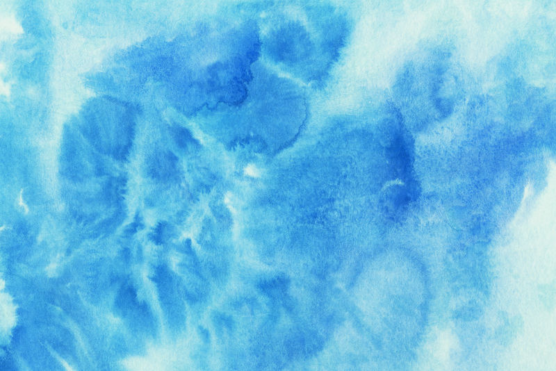 蓝冬水彩画Ombre的泄漏和喷溅在白色的水彩纸的纹理背景-天然有机物形态与设计