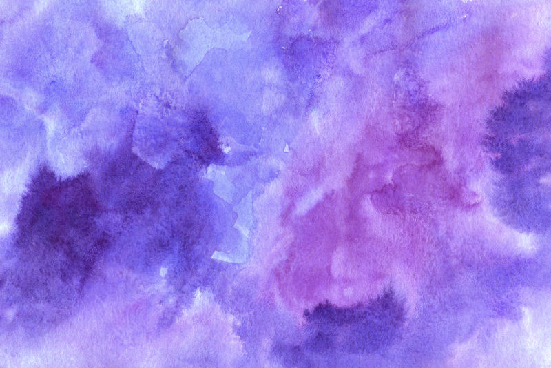 紫罗兰色水彩暗布泄漏和飞溅的白色水彩纸背景纹理-自然的有机形状和设计