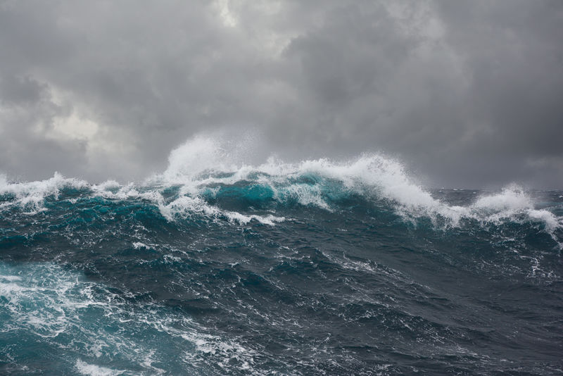 大西洋风暴期间的海浪