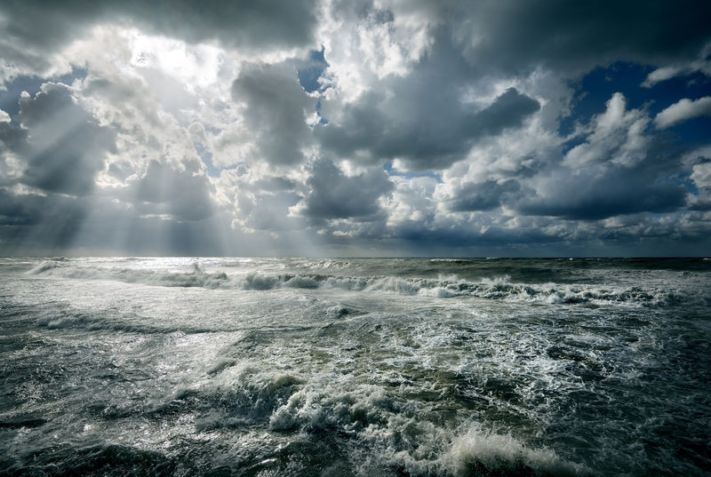 波涛汹涌的大海