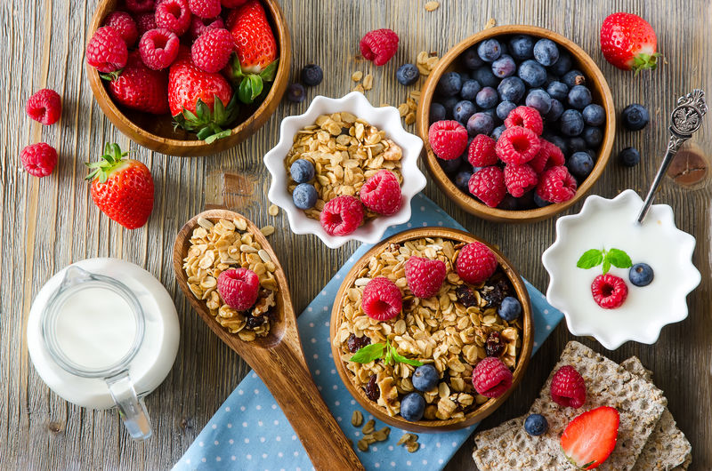 新鲜健康的早餐麦片、浆果、维生素、木