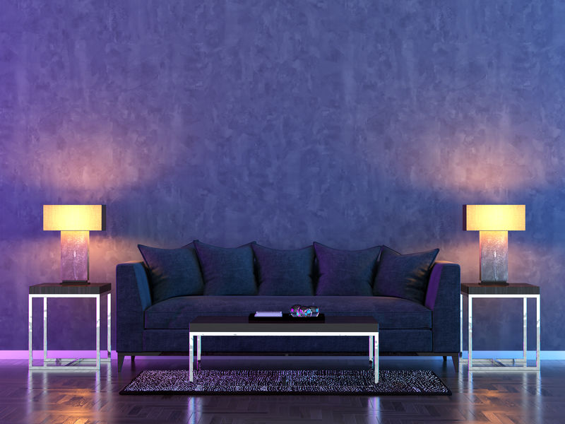 夜间室内有两盏灯、一张沙发、一张桌子、一块地毯和一面空墙-光线是紫色的-三维图解