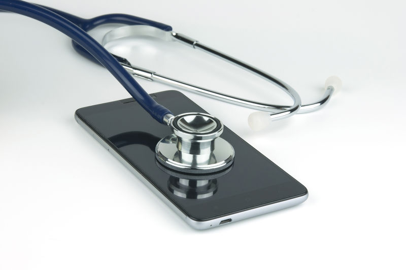 智能手机上的听诊器-智能手机维修和服务理念-设备健康概念