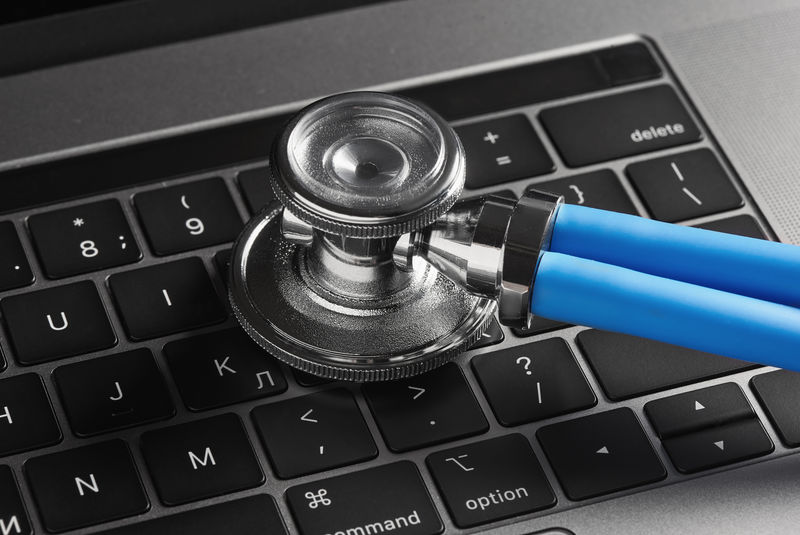 电脑键盘上的医用听诊器-维修服务理念