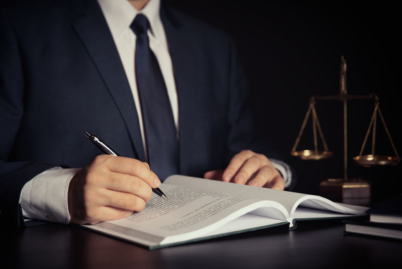 正义的分量表-律师-在办公室工作的律师-法律书顾问律师