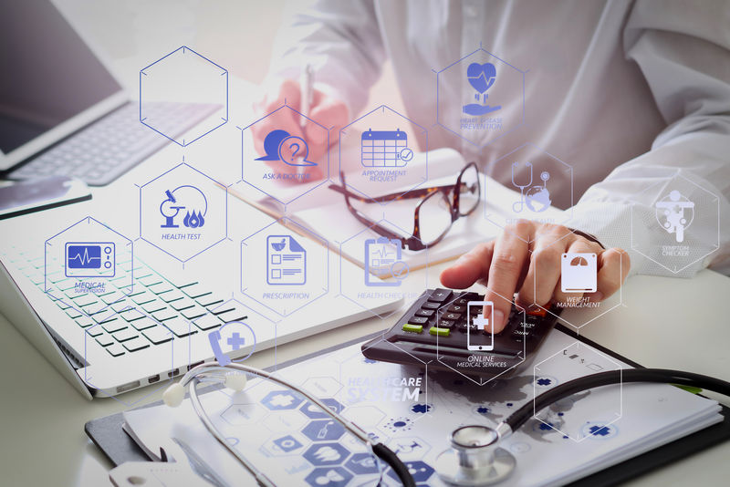 在虚拟仪器仪表盘上显示健康检查和症状的医疗保健系统图-医疗保健成本和费用概念-智能医生之手使用计算器计算现代医院的医疗成本