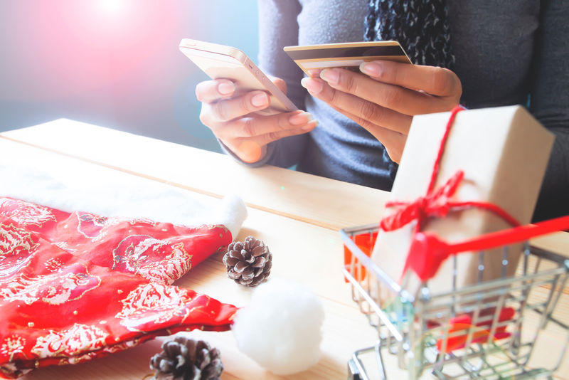 使用手机和信用卡的妇女-网上圣诞购物