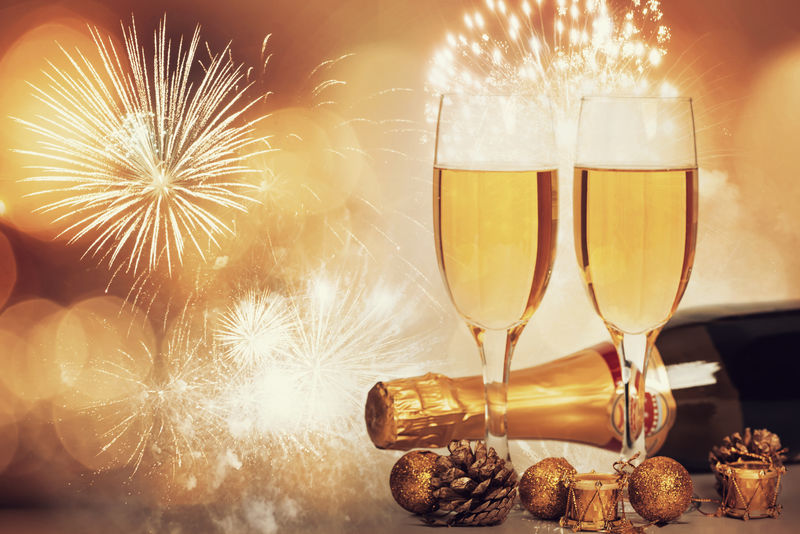 带香槟和酒瓶的玻璃杯-搭配闪亮的假日背景