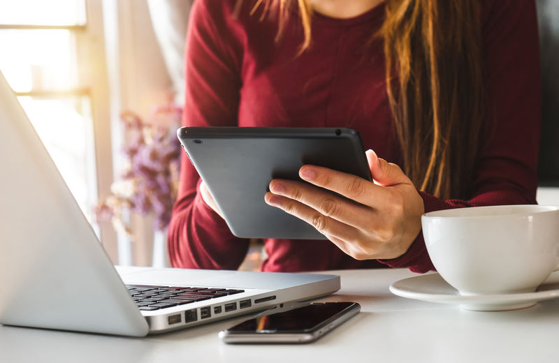 女性手持智能手机俯视图-移动支付网上购物-全方位对接键盘电脑虚拟界面图标屏幕