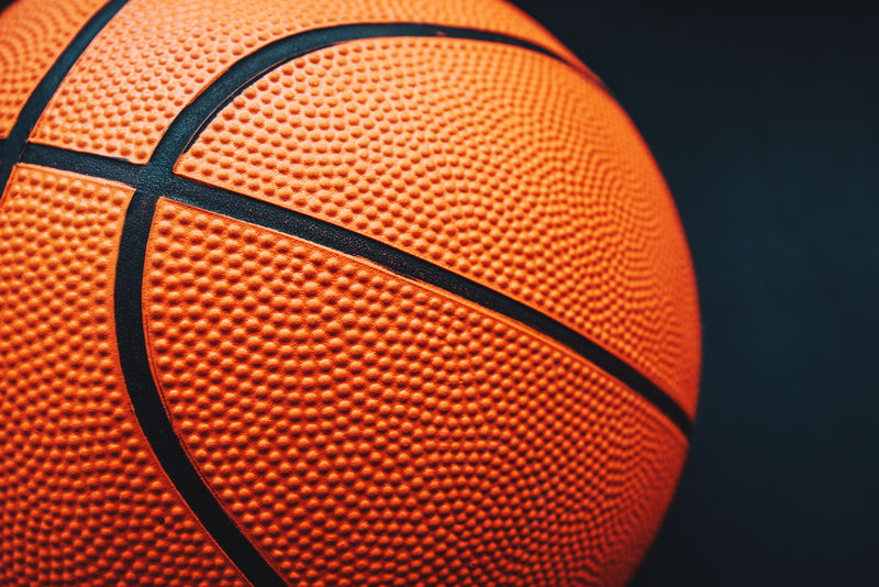 黑色背景的篮球-包括复印空间